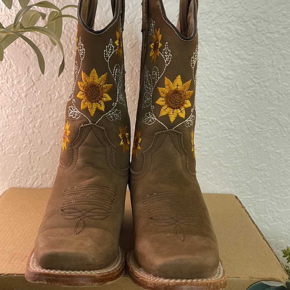 Beautiful Elliut western boot size 13 - Picture 3 of 11
